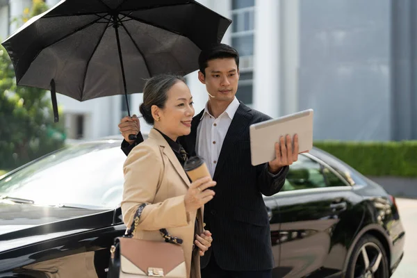 Portrait Young Senior Business People Working Together Digital Tablet Outdoor — Stock Photo, Image