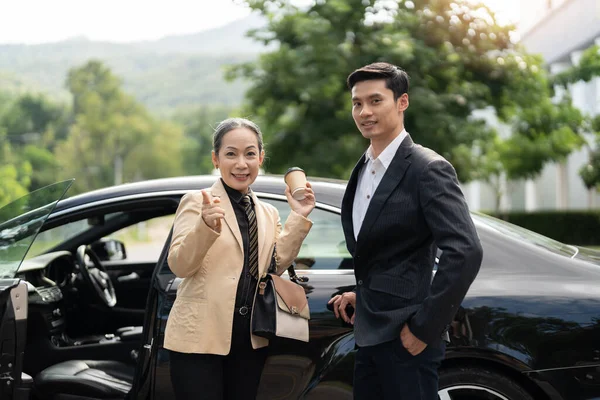 Szczęśliwy Starszy Stary Azji Bizneswoman Młody Azji Mężczyzna Kolega Parking — Zdjęcie stockowe
