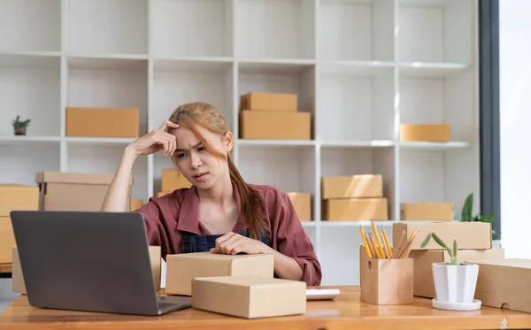 Asian Woman Think Hard Serious Working Laptop Computer Home Selling — Stock Photo, Image