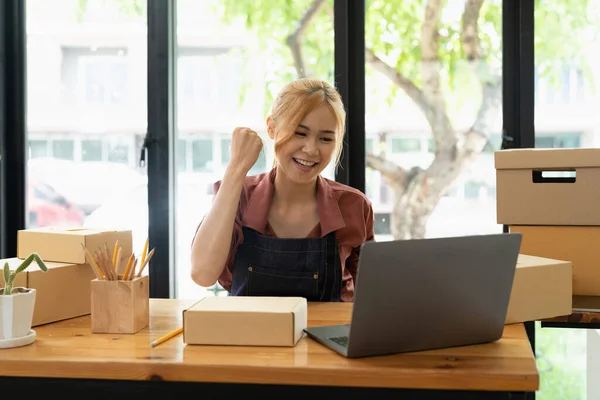 亚洲女性认为 在家认真工作的笔记本电脑是在网上销售小企业主 电子商务理念的概念 — 图库照片