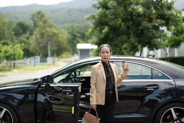 Asian Mature Woman Disembarking Luxury Car — Stock Photo, Image