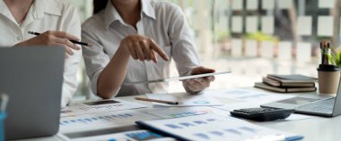 İş dünyasından Asyalılar iş stratejileri planlamak için veri analizi için toplanıyorlar. İş tartışması kavramı