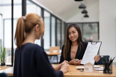 Ev alıcıları ofiste bir ev kiralamak ya da satın almak için emlakçılarla görüşüyor. sözleşme sözleşmesi kavramı