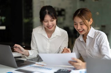 İş dünyasından Asyalılar iş stratejileri planlamak için veri analizi için toplanıyorlar. İş tartışması kavramı