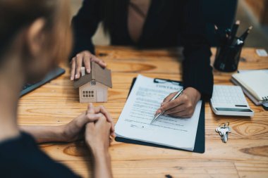 Emlakçı, ev almak ya da satmak için müşteri sözleşmesi imzası için el uzatıyor. Gayrimenkul konsepti temas anlaşması kavramı.