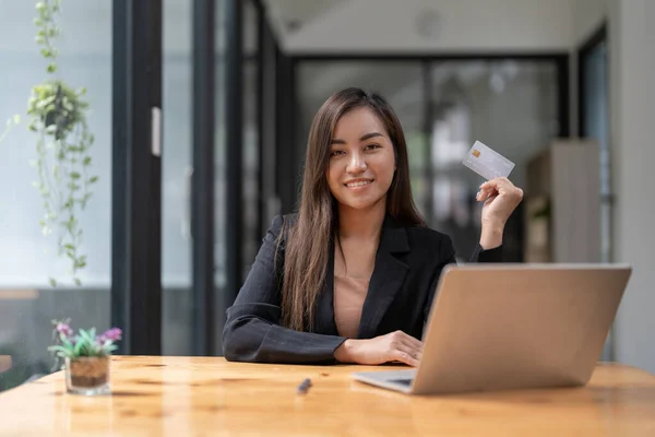 Jovem Mulher Asiática Fazendo Laptop Para Banco Móvel Comprando Compras — Fotografia de Stock