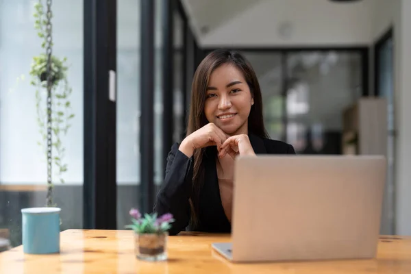 Retrato Jovem Mulher Asiática Freelance Online Trabalhando Casa Com Computador — Fotografia de Stock