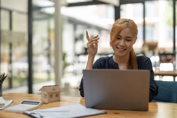 Procurando Internet Por Imóveis Casa Nova Com Modelo Casa Chave — Fotografia de Stock