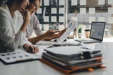 Toplantı odasındaki mali raporun analizi ve tartışılması için Asyalı iş danışmanı toplantısı. Yatırım Danışmanı, Mali Danışman ve Muhasebe Konsepti.