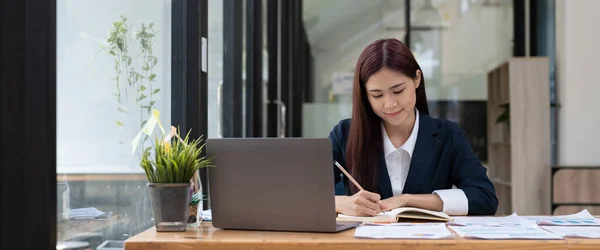 경영학자인 아시아 사무실 개념에 있어서 위에서 자금을 구하기 위하여 계산기를 — 스톡 사진