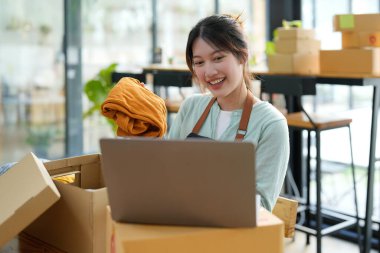 Ofis masasında çalışan Asyalı genç bir kadının portresi bilgisayar kopyalama alanı kullanıyor. Başarılı iş adamları çalışanı, serbest çalışan KOBİ evde online pazarlama işi, ortak çalışma alanı kavramı.