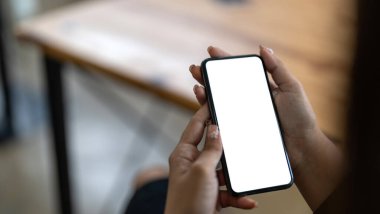 Beyaz ekranı gösteren kadın eliyle telefon numarası yap.