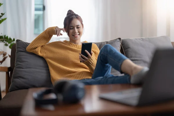 Feliz Asiática Adolescente Chequeando Social Media Holding Smartphone Casa Mujer —  Fotos de Stock