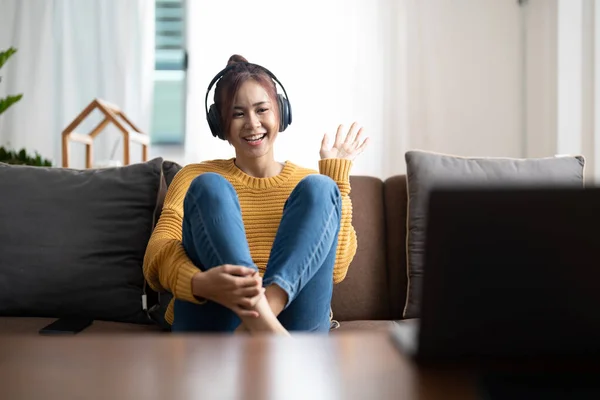 Позитивна Весела Азіатська Дівчина Має Онлайн Відео Виклик Трансляції Зустрітися — стокове фото