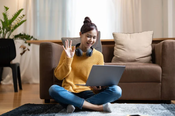 Genç Asyalı Mutlu Kız Elinde Dizüstü Bilgisayarla Kanepede Oturup Ekrandaki — Stok fotoğraf