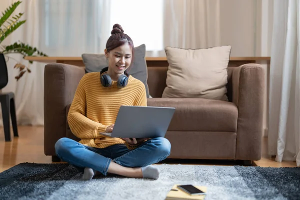 Junge Asiatin Die Lässig Laptop Arbeitet Während Sie Hause Auf — Stockfoto
