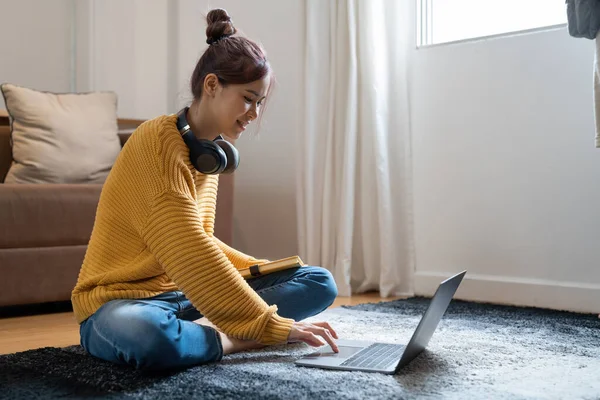 Ręczne Wpisywanie Klawiatury Laptop Czat Online Formularz Wyszukiwania Internet Podczas — Zdjęcie stockowe