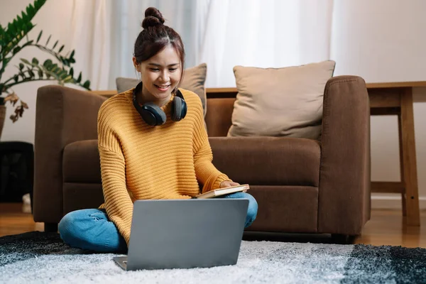 Tecleo Mano Teclado Portátil Chat Línea Forma Búsqueda Internet Mientras —  Fotos de Stock