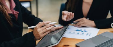 İş adamları iş stratejileri planlamak için veri analizi rakamları için toplanıyorlar. İş tartışması kavramı.