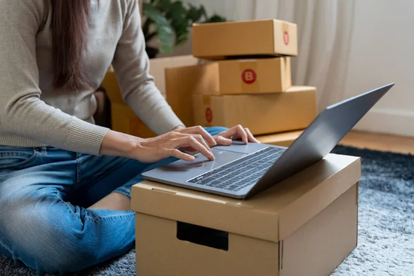 Başarılı bir küçük işletme sahibi olarak, evde dizüstü bilgisayarla ve online alışveriş siparişiyle çalışmaya başlayın.