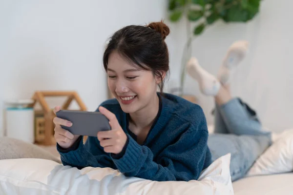 Nahaufnahme Einer Asiatischen Frau Die Auf Ihrem Schlafzimmer Ein Online — Stockfoto