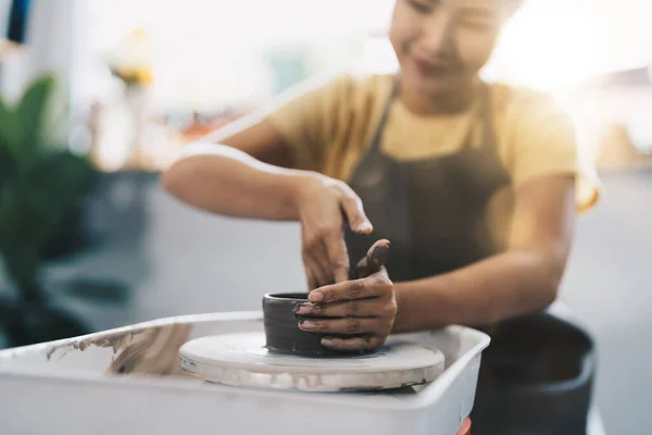 Mulher Trabalhar Roda Dos Oleiros Artisan Fazendo Uma Xícara Panela — Fotografia de Stock