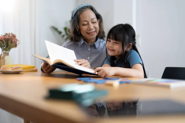 Unoka Unoka Nagymama Olvasás Könyv Lány Idősebb — Stock Fotó
