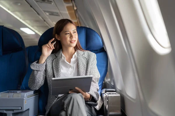 Successful Beautiful Young Asian Business Woman Sits Airplane Cabinplane Works — Stock Photo, Image