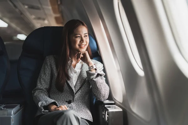 Beautiful Young Asian Woman Sits Plane Looking — Stock Photo, Image