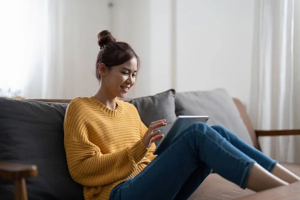 Lächeln Millennial Asiatische Frau Mit Modernen Pad Gadget Hause Internet — Stockfoto