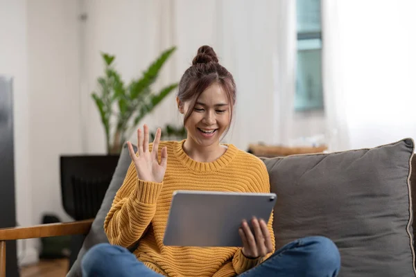 Glücklich Lächelnde Asiatische Junge Frau Gelben Pullover Mit Tablet Mit — Stockfoto