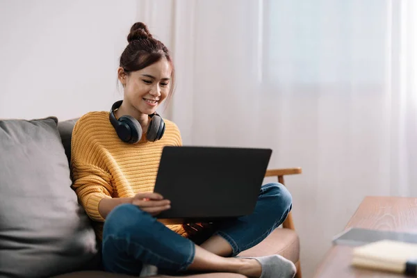 Genç Asyalı Kadın Evde Dizüstü Bilgisayar Kullanırken Sohbet Ediyor Evde — Stok fotoğraf
