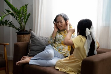 Gürültülü inatçı telaşlı küçük torunu zorlu dikkat, Büyükanne, çocuk öfke nöbeti manipülasyon kavramı bağırmaya okul öncesi şımarık çocuk kız çığlık duymak kulakları kapanış şoke Büyükanne