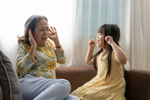 Gürültülü Inatçı Telaşlı Küçük Torunu Zorlu Dikkat Büyükanne Çocuk Öfke — Stok fotoğraf