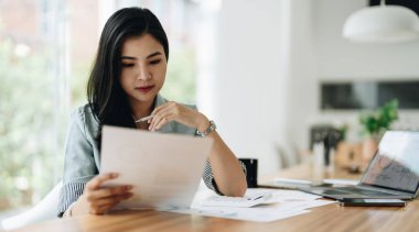 İş kadını, ofis ve iş geçmişinde, vergi, muhasebe, istatistik ve analitik araştırma kavramında matematik finansmanı için hesap makinesi kullanıyor..