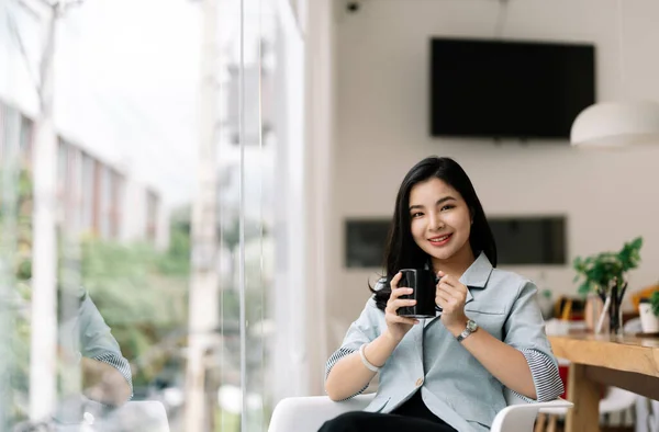 ポートレートビジネスアジアの女性や会計事務所で働くコンピュータ カメラを見て — ストック写真