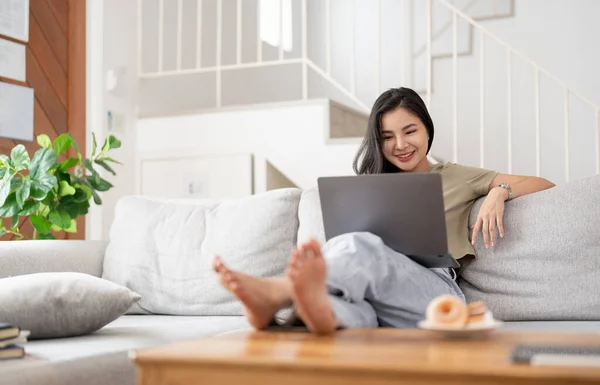 Junge Asiatische Frau Unterhält Sich Chat Während Sie Zuhause Laptop — Stockfoto