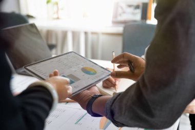 İş ortakları ofis odasındaki bütçe toplantısında finansal planlama grafiği ve şirketi tartışıyor. ticari mali muhasebe kavramı