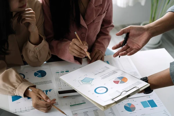 Asesor Negocios Asiático Reúne Para Analizar Discutir Situación Del Informe —  Fotos de Stock