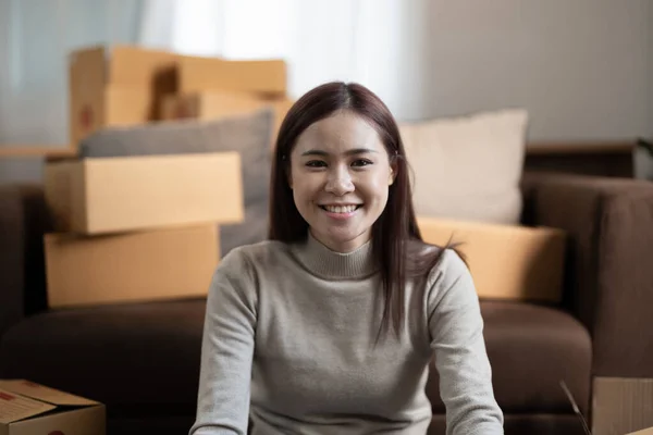 Portré Boldog Ázsiai Online Áruház Kisvállalkozás Tulajdonosa Vállalkozó Csomagolás Csomag — Stock Fotó