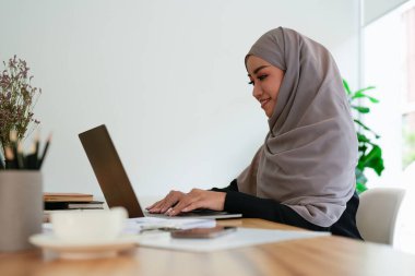 Finansman ile çalışan İslam kadını hesap makinesini hesaplıyor. Genç Asyalı kadın muhasebeci hesaplamalar yapıyor. Ekonomi ve finans kavramı