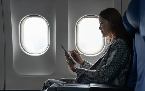 Viagens Tecnologia Jovem Mulher Asiática Avião Usando Tablet Digital Enquanto — Fotografia de Stock