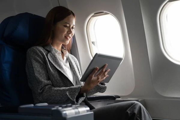 Viagens Tecnologia Jovem Mulher Asiática Avião Usando Tablet Digital Enquanto — Fotografia de Stock