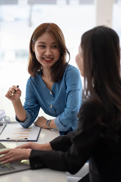 Dos Mujeres Asiáticas Negocios Reúnen Para Analizar Cifras Datos Para —  Fotos de Stock