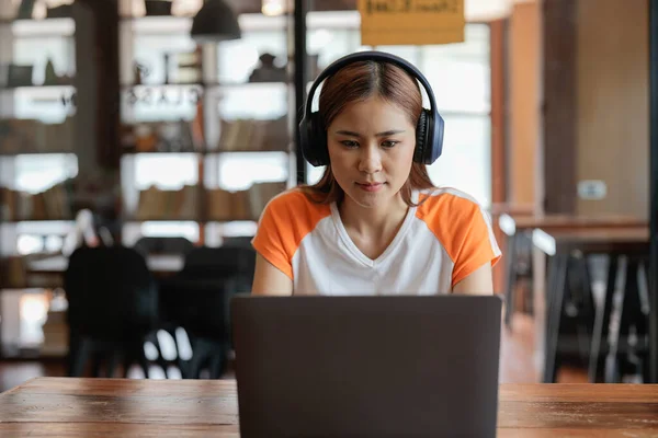 Serieus Tiener Aziatische Vrouw Remote Student Zitten Door Thuis Computer — Stockfoto