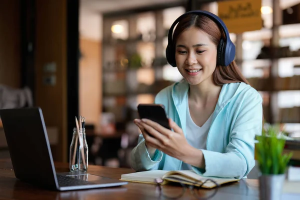 Foto Van Een Vrouw Die Een Koptelefoon Draagt Een Mobiele — Stockfoto