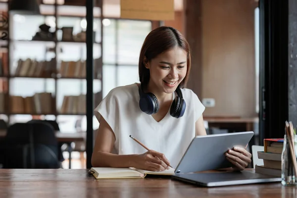 Estudante Asiática Com Tablet Digital Estudando Remotamente Ouvir Uma Lição — Fotografia de Stock