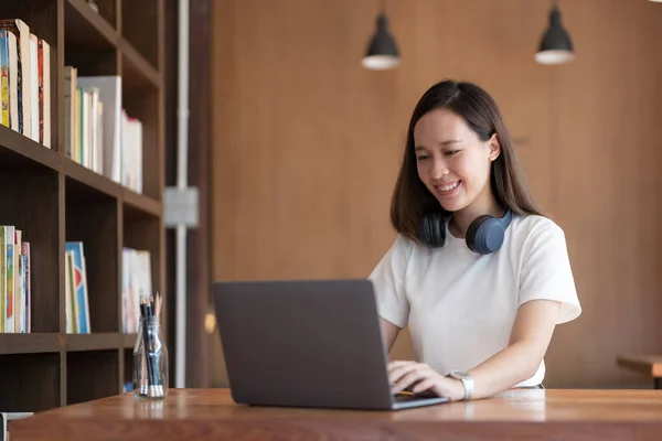 若いアジアの女性の手のフリーランスの肖像は ラップトップコンピュータ上で彼女の仕事をしている 会計分析を行うことは 不動産投資データ 税制の概念を報告する — ストック写真