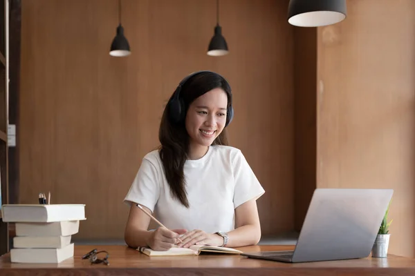 Ευτυχισμένη Ασιάτισσα Κάθεται Στο Γραφείο Στο Σπίτι Και Γράφει Online — Φωτογραφία Αρχείου