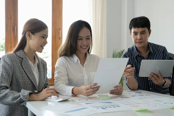 Financieel Boekhoudkundig Beleggingsadviseur Overleg Met Haar Team Kantoor Teamwork Meeting — Stockfoto